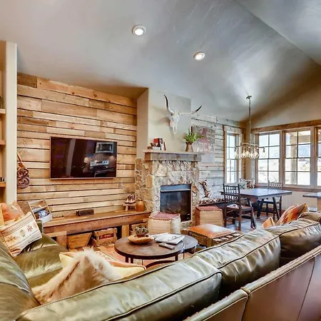 Updated Western Cabin 2 Blocks To Grand Lake!